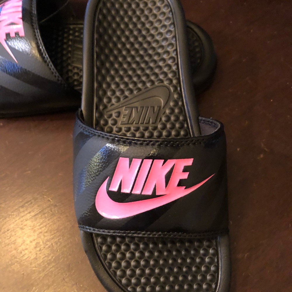 LAST PAIR!!  NWT NIKE SZ 7 (fit 6 1/2 thru 7 1/2) - Picture 3 of 3